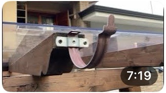 Tettoia in legno con copertura in policarbonato